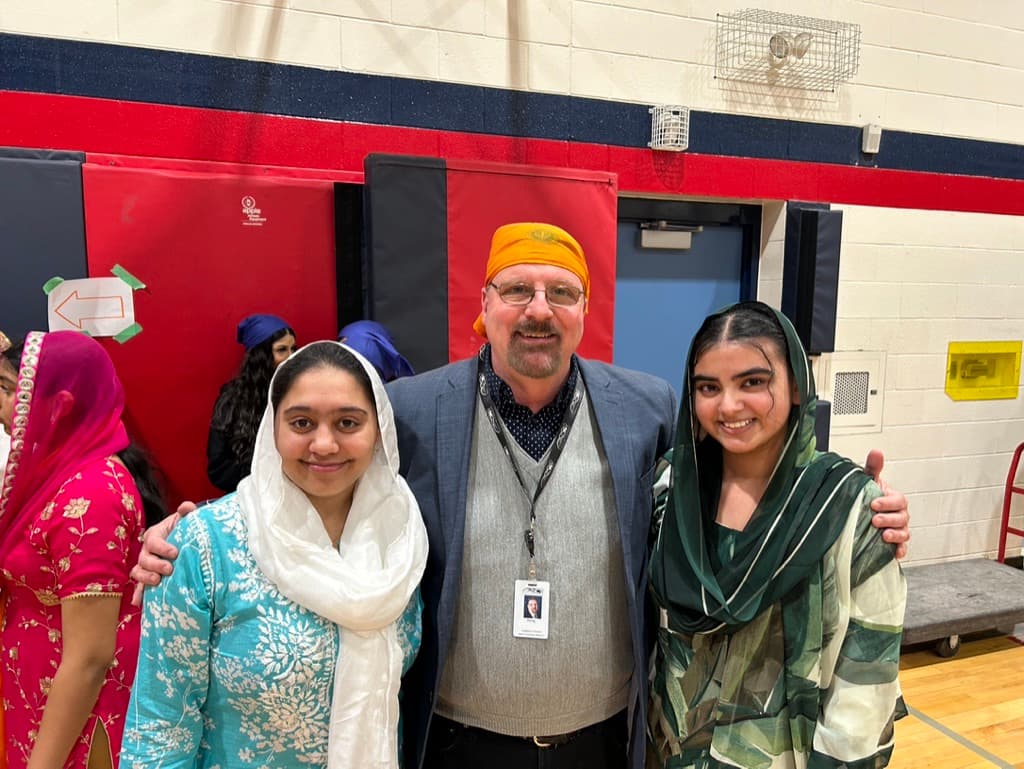 Doug Maskell ਕੈਲੇਡਨ ਦੇ ਨੌਜਵਾਨਾਂ ਨਾਲ