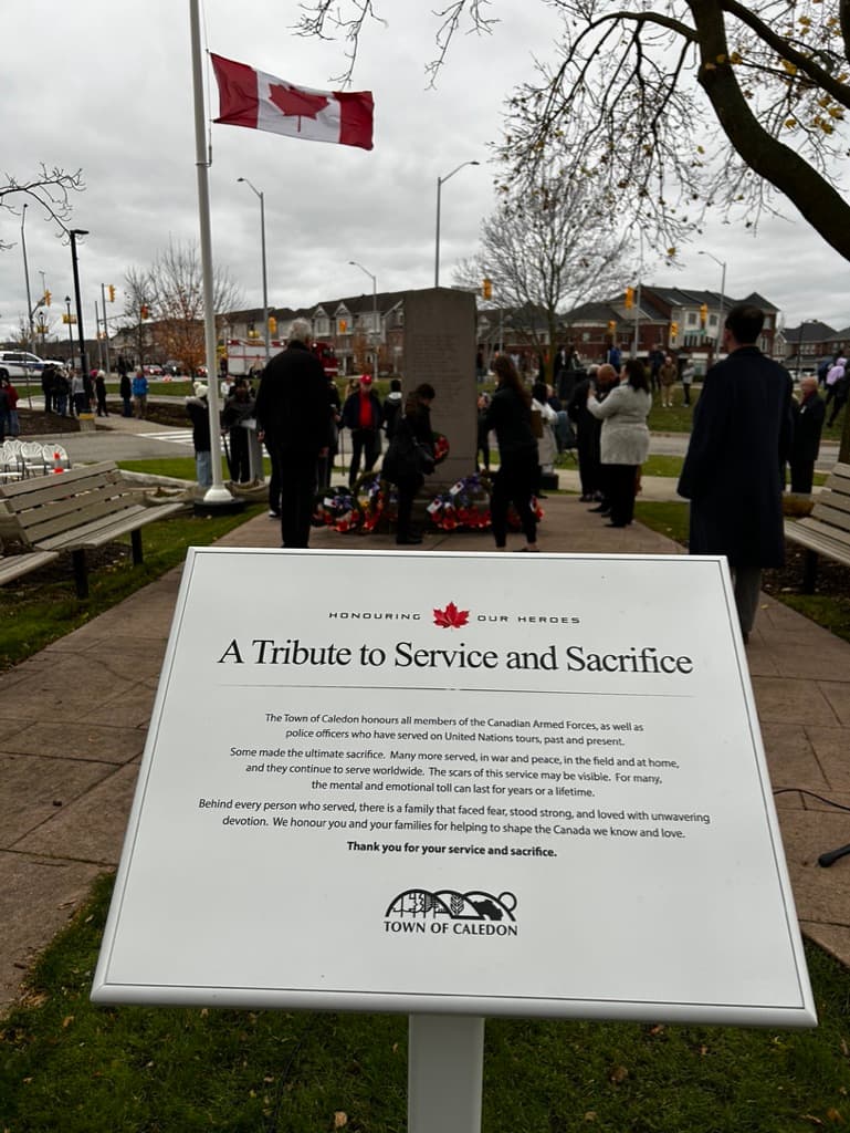 Allestimento commemorativo di Caledon in onore del servizio e del sacrificio